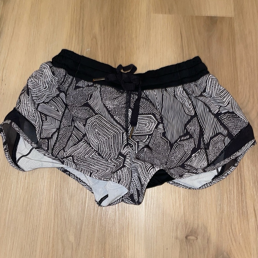 LULULEMON PRINTED HOTTY HOT SHORTS